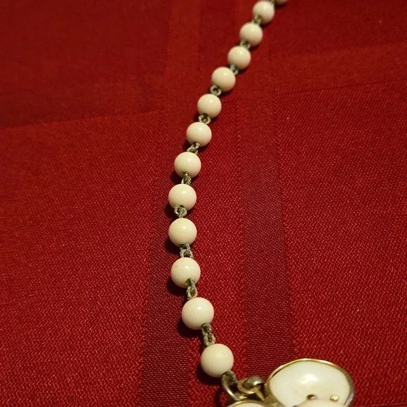 Vintage 1950's Coro poured milk glass half-Camellia pendant with beads - Picture 3 of 7
